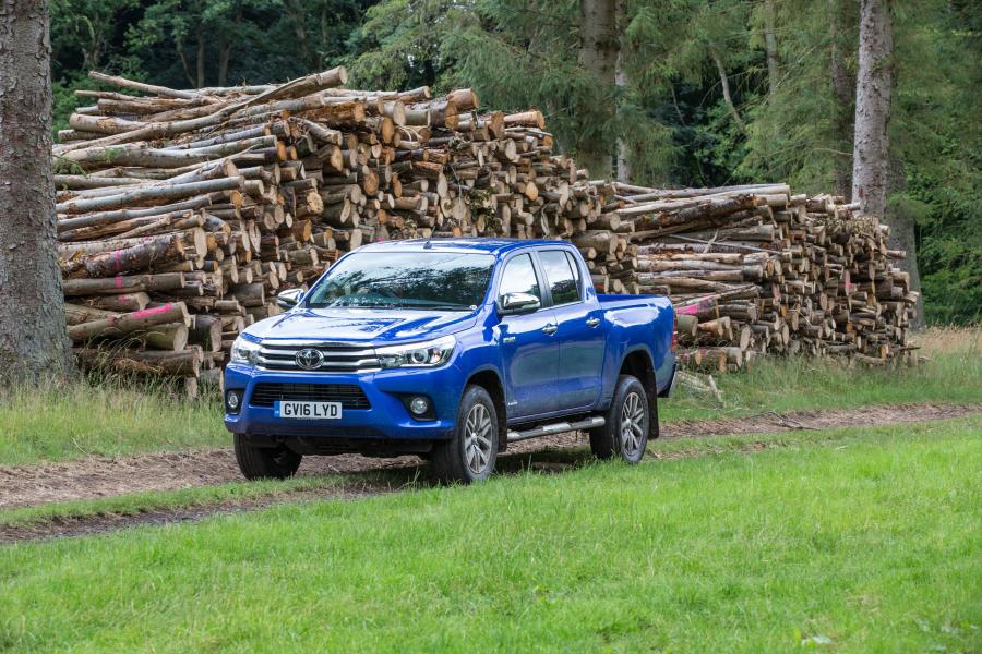  Toyota Hilux Invincible Double Cab 2016 года  (UK) (фото 12 из 30)